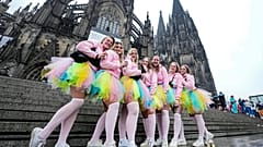 Des fêtards costumés posent devant la cathédrale de Cologne à l'occasion du lancement du carnaval. 