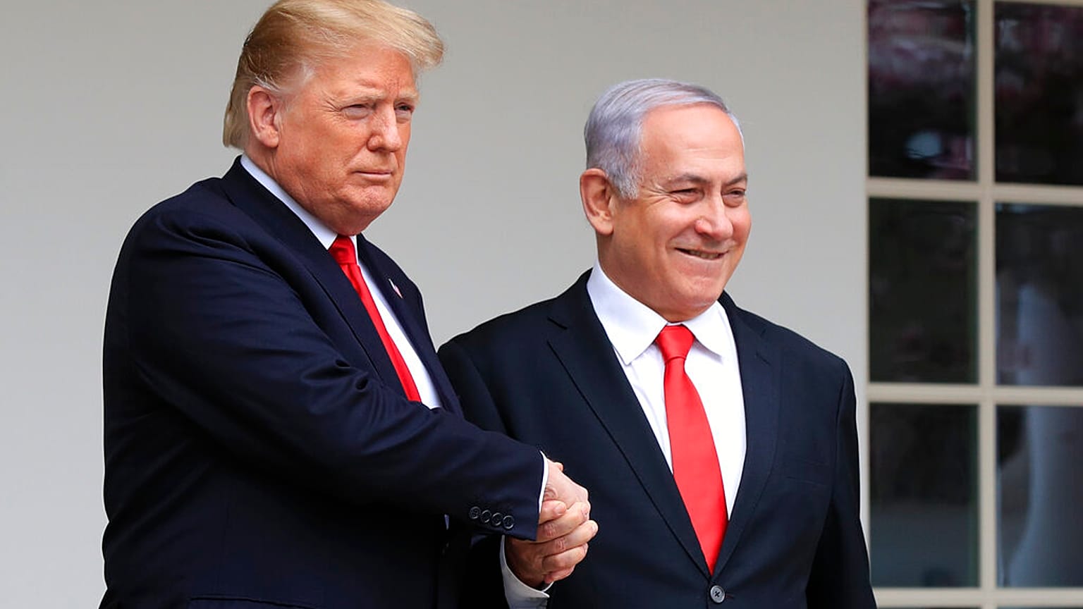 الرئيس الأمريكي دونالد ترامب برفقة رئيس الوزراء الإسرائيلي بنيامين نتنياهو يوم الاثنين، 25 مارس/آذار 2019.