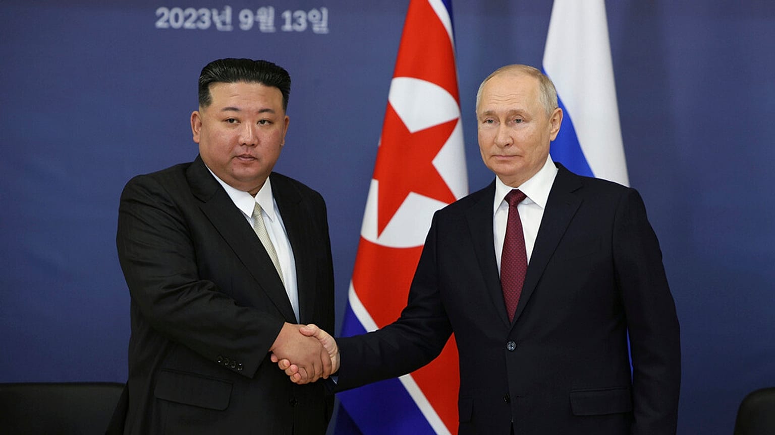 Rusya Devlet Başkanı Vladimir Putin, sağda, ve Kuzey Kore lideri Kim Jong Un 13 Eylül 2023 tarihinde Rusya'nın uzak doğusundaki Amur bölgesinde bir toplantı sırasında el sıkıştılar. 