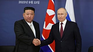 El presidente ruso, Vladímir Putin, y el líder norcoreano, Kim Jong Un, se dan la mano durante una reunión en la región rusa de Amur, en el extremo oriental del país.
