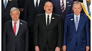أنتونيو غوتيريش، الأمين العام للأمم المتحدة، إلى جانب إلهام علييف، رئيس أذربيجان، ورجب طيب أردوغان، رئيس تركيا، خلال صورة جماعية في قمة المناخ التابعة للأمم المتحدة COP29