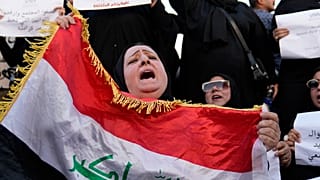 ARCHIVO - Manifestantes se reúnen para protestar contra una ley que permitiría el matrimonio de mujeres menores de edad en Bagdad, Irak, el 8 de agosto de 2024.