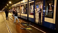Hollanda polisi, Amsterdam tramvayının ateşe verilmesinin ardından yüksek tansiyonun ortasında insanları sokaklardan dağıttı