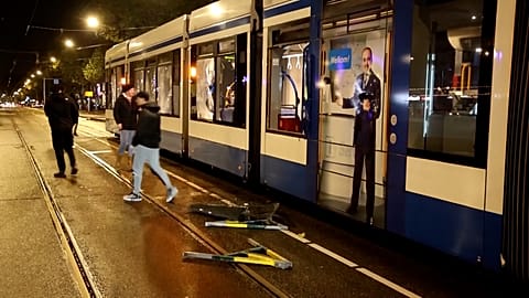 Hollanda polisi, Amsterdam tramvayının ateşe verilmesinin ardından yüksek tansiyonun ortasında insanları sokaklardan dağıttı