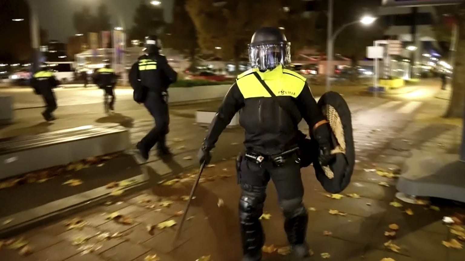 En esta imagen tomada de un video, agentes de Policía patrullan con equipo antidisturbios en las calles de Ámsterdam, el lunes 11 de noviembre de 2024.
