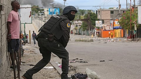 Haiti'nin başkentinde başbakanın değiştirilmesinin ardından yaşanan demokratik kargaşanın ortasında çatışmalar çıktı