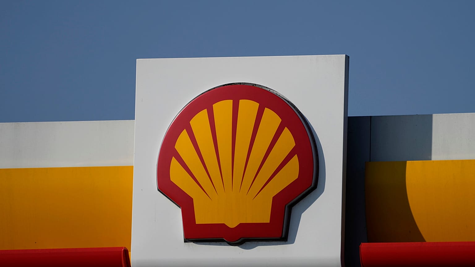 FILE - Un logo Shell est affiché dans une station-service à Londres, le 8 mars 2022.