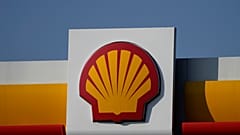 Shell logosu 8 Mart 2022 tarihinde Londra'daki bir benzin istasyonunda sergileniyor.