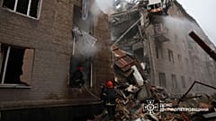 Ukrayna Acil Durum Servisi tarafından 11 Kasım 2024 Pazartesi günü çekilen bu görüntüde, itfaiyeciler Kryv Rih'te Rus saldırısı sonucu yıkılan bir apartmanın yerinde çalışıyor.