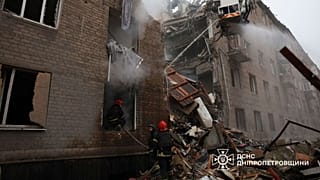 Ukrayna Acil Durum Servisi tarafından 11 Kasım 2024 Pazartesi günü çekilen bu görüntüde, itfaiyeciler Kryv Rih'te Rus saldırısı sonucu yıkılan bir apartmanın yerinde çalışıyor.