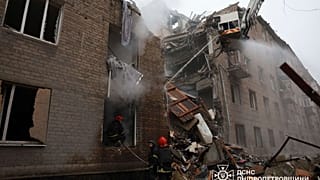 Un missile russe a touché un immeuble résidentiel dans la ville située à l'est du pays ce lundi, tuant trois enfants et une femme, selon les autorités locales.