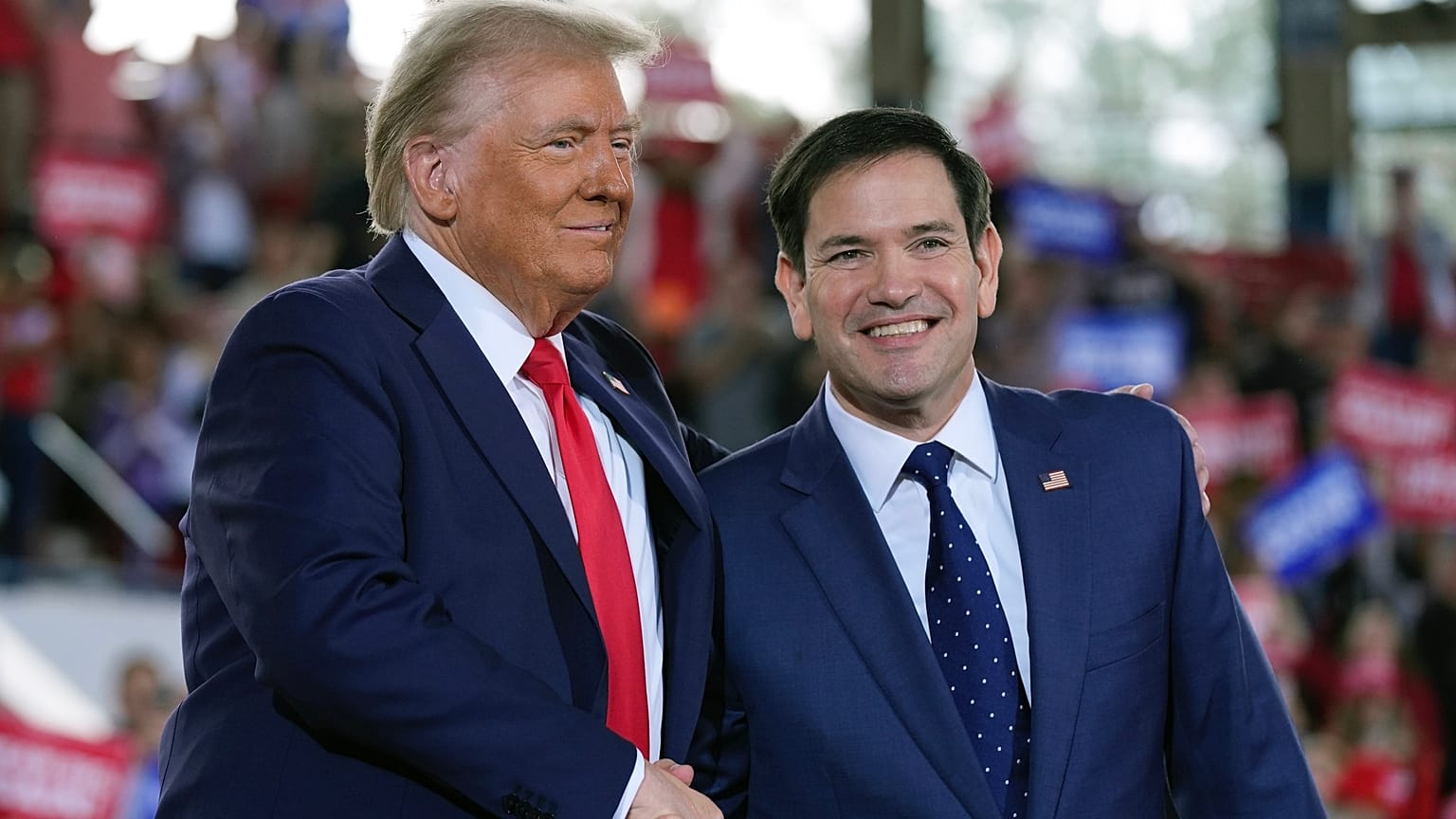 ABD'de başkanlık seçimini kazanan Donald Trump (L), Kuzey Carolina'da düzenlenen bir mitingde Florida Cumhuriyetçi Senatörü Marco Rubio ile el sıkışıyor, 4 Kasım 2024