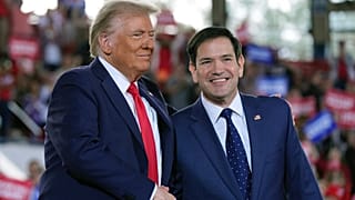 ABD'de başkanlık seçimini kazanan Donald Trump (L), Kuzey Carolina'da düzenlenen bir mitingde Florida Cumhuriyetçi Senatörü Marco Rubio ile el sıkışıyor, 4 Kasım 2024