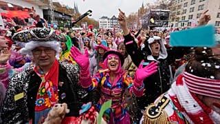 Karneval in Deutschland: Zehntausende feiern