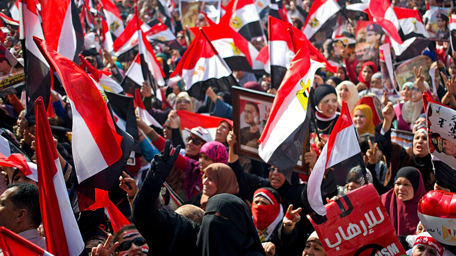 سيدات مصريات يهتفن ويلوحن بالأعلام خلال تجمع في ميدان التحرير بالقاهرة 25 كانون الثاني يناير 2014
