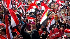 سيدات مصريات يهتفن ويلوحن بالأعلام خلال تجمع في ميدان التحرير بالقاهرة 25 كانون الثاني يناير 2014