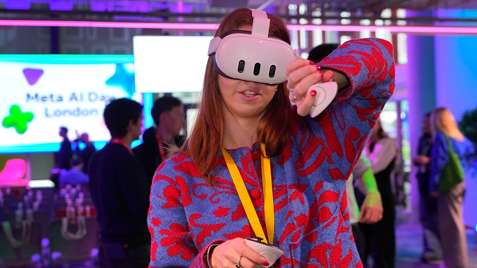 Una mujer utiliza unas gafas de realidad virtual