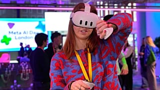 Una mujer utiliza unas gafas de realidad virtual