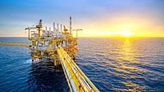 Una gran planta de perforación petrolífera en alta mar en el golfo