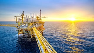 Una gran planta de perforación petrolífera en alta mar en el golfo