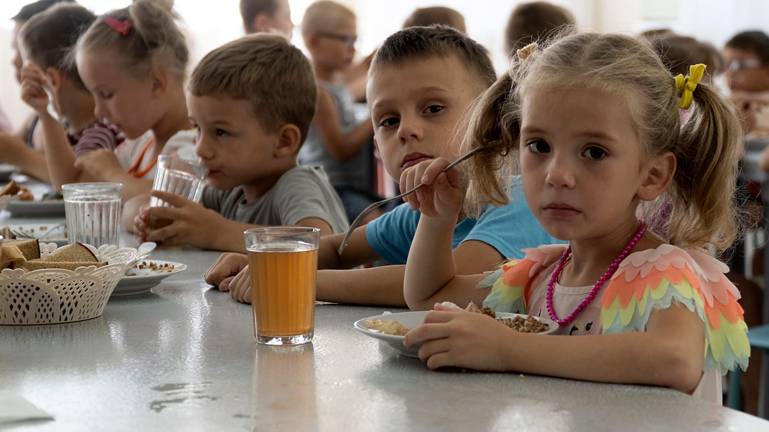 Donetsk bölgesindeki bir yetimhaneden gelen çocuklar, Rusya'nın güneybatısındaki Rostov bölgesinde, Azak Denizi kıyısındaki yerleşim yeri Zolotaya Kosa'daki bir kampta yemek yiyor