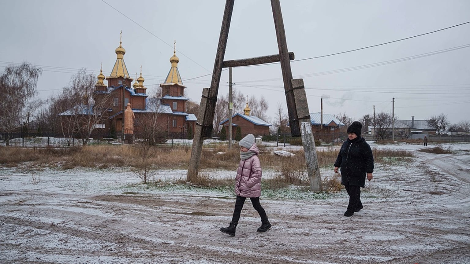 Alina Soboleva, 9 ans, marche avec sa grand-mère, Svitlana Lokotosh, pour participer à un événement organisé à l'occasion de la Saint-Nicolas à Izium, en Ukraine, 6.12.24