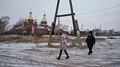 Alina Soboleva, 9 ans, marche avec sa grand-mère, Svitlana Lokotosh, pour participer à un événement organisé à l'occasion de la Saint-Nicolas à Izium, en Ukraine, 6.12.24