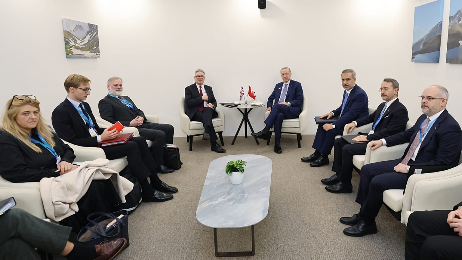 Bakü'deki bu görüşmede, İngiltere Başbakanı Keir Starmer ile Türkiye Cumhurbaşkanı Recep Tayyip Erdoğan ve iki ülkenin heyetleri görülüyor, 12 Kasım 2024