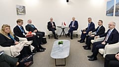 Bakü'deki bu görüşmede, İngiltere Başbakanı Keir Starmer ile Türkiye Cumhurbaşkanı Recep Tayyip Erdoğan ve iki ülkenin heyetleri görülüyor, 12 Kasım 2024