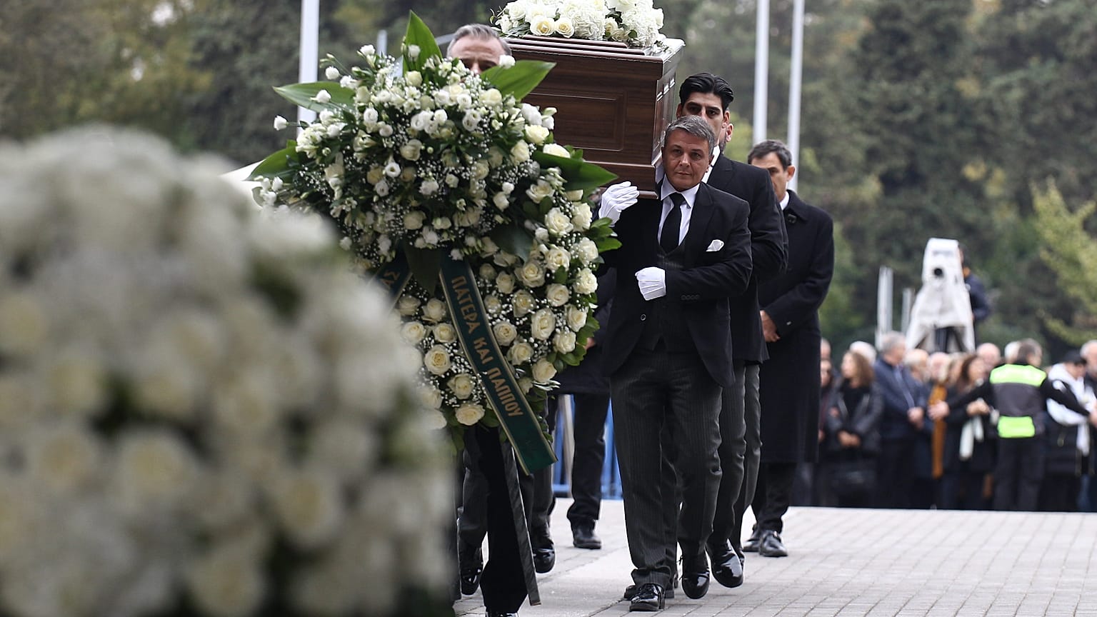 Η σορός του Γιάννη Μπουτάρη, που έφυγε από τη ζωή το περασμένο Σάββατο σε ηλικία 82 ετών, εκτείθεται σε λαϊκό προσκύνημα στο δημαρχιακό μέγαρο Θεσσαλονίκης