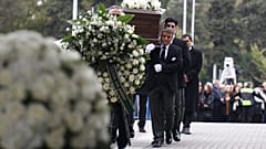 Η σορός του Γιάννη Μπουτάρη, που έφυγε από τη ζωή το περασμένο Σάββατο σε ηλικία 82 ετών, εκτείθεται σε λαϊκό προσκύνημα στο δημαρχιακό μέγαρο Θεσσαλονίκης