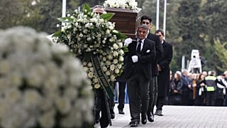 Η σορός του Γιάννη Μπουτάρη, που έφυγε από τη ζωή το περασμένο Σάββατο σε ηλικία 82 ετών, εκτείθεται σε λαϊκό προσκύνημα στο δημαρχιακό μέγαρο Θεσσαλονίκης