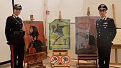 İtalyan Kültür Bakanlığı tarafından 15 Ekim 2024 Salı günü sağlanan bu el ilanında, polis tarafından boyutlandırılan sahte Banksy sanat eserleri Roma'da gösteriliyor. (AP Fotoğrafı/İtalyan Cul