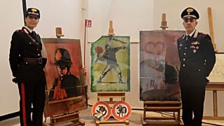 İtalyan Kültür Bakanlığı tarafından 15 Ekim 2024 Salı günü sağlanan bu el ilanında, polis tarafından boyutlandırılan sahte Banksy sanat eserleri Roma'da gösteriliyor. (AP Fotoğrafı/İtalyan Cul