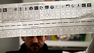 Bu fotoğrafta Türkiye'deki yerel seçimlerde bir sandık görevlisinin oy pusulasını tuttuğu görülüyor, 31 Mart 2024