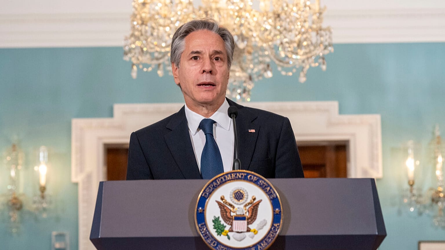O Secretário de Estado Antony Blinken fala durante um evento com a Secretária de Comércio Gina Raimondo sobre os benefícios económicos das viagens e do turismo dos EUA na terça-feira, 29 de outubro de 2024 