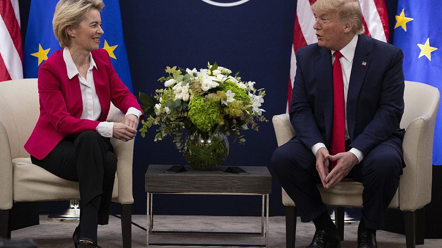 O Presidente Donald Trump reúne-se com a Presidente da Comissão Europeia, Ursula von Der Leyen, no Fórum Económico Mundial, a 21 de janeiro de 2020, em Davos, na Suíça. 