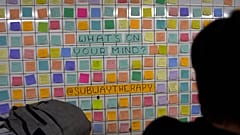 Pasajeros del metro escriben sus pensamientos en post-its y los pegan en las ventanas del metro, Nueva York, EE.UU., 8.11.2024
