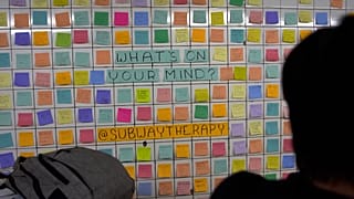 Metro yolcuları düşüncelerini post-it'lere yazıp metro camlarına yapıştırıyor, New York, ABD, 8.11.2024