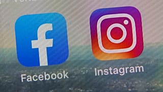 DOSYA - Soldan, Facebook ve Instagram'ın cep telefonu uygulama logolarından bir görünüm.