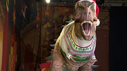 Tyrannosaure Rex, un dinosaure animatronique grandeur nature, porte le pull de la nouvelle collection de Noël du musée d’histoire naturelle, Londres, UK, le 12.11.2024
