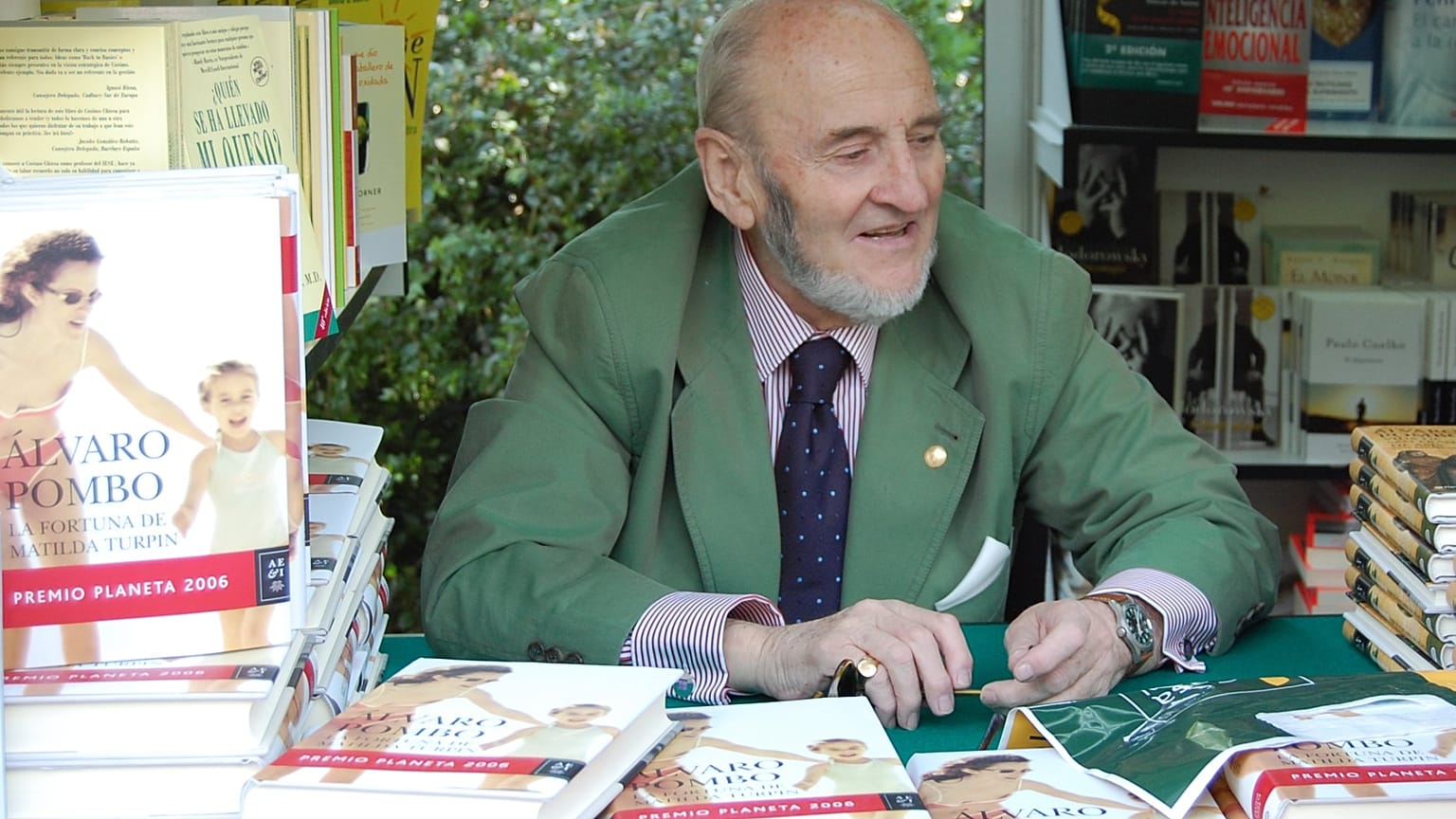 Álvaro Pombo firmando libros en la feria de Madrid, 2007