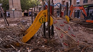 Foto: Un tobogán para niños en un parque infantil está cubierto de escombros después de las inundaciones en Catarroja (Valencia)