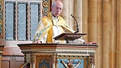 Der Erzbischof von Canterbury, Justin Welby, leitet die gesungene Eucharistiefeier zu Ostern in der Kathedrale von Canterbury in Kent, England, 17. April 2022