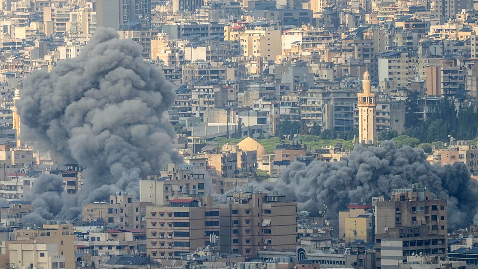 دخان يتصاعد بعد غارات جوية إسرائيلية في ضاحية بيروت الجنوبية، لبنان، الأربعاء، 13 نوفمبر/تشرين الثاني 2024.