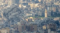 دخان يتصاعد بعد غارات جوية إسرائيلية في ضاحية بيروت الجنوبية، لبنان، الأربعاء، 13 نوفمبر/تشرين الثاني 2024.