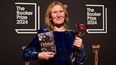 Samantha Harvey, 2024 Booker Ödülü'nü kazandıktan sonra Londra'da ödül ve kitabı "Orbital" ile poz veriyor.