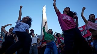 Buenos Aires, Arjantin'de devlet üniversitelerine daha fazla fon sağlanması için düzenlenen gösteri sırasında öğrenciler dans ediyor, 12.11.2024