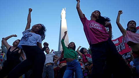 Buenos Aires, Arjantin'de devlet üniversitelerine daha fazla fon sağlanması için düzenlenen gösteri sırasında öğrenciler dans ediyor, 12.11.2024