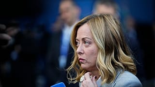 A primeira-ministra Giorgia Meloni fala aos meios de comunicação social à sua chegada à Cimeira da UE na Arena Puskas em Budapeste, Hungria, a 8 de novembro de 2024.